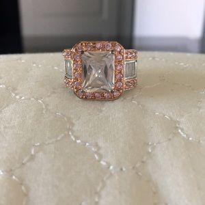 Diamond / pink diamond ring with rose gold accents
